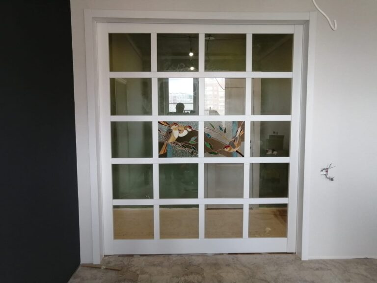 Раздвижная дверь из белой эмали. Стекло применялось прозрачное толщиной 4мм.