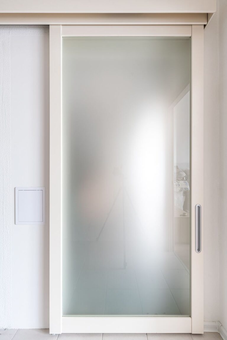 Раздвижная дверь из белой эмали по каталогу RAL, стекло матовое толщиной 6мм.